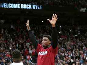 Le gardien des Miami Heat, Kyle Lowry, salue la foule avant d'affronter son ancienne équipe, les Raptors, à Toronto le dimanche 3 avril 2022.