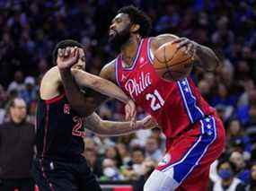 Joel Embiid des Philadelphia 76ers, à droite, tente de dépasser Fred VanVleet des Toronto Raptors lors de la première moitié du match 2 lundi à Philadelphie.  Photo de Matt Slocum/AP