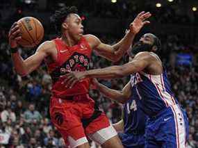 7 avril 2022 ;  Toronto, Ontario, CAN ;  L'attaquant des Raptors de Toronto, Scottie Barnes, va passer le ballon alors que le gardien des 76ers de Philadelphie, James Harden, défend pendant la seconde mi-temps à la Scotiabank Arena.