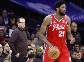 L'entraîneur-chef Nick Nurse des Raptors de Toronto regarde pendant le quatrième quart contre les 76ers de Philadelphie lors du deuxième match du premier tour de la Conférence de l'Est au Wells Fargo Center le 18 avril 2022 à Philadelphie, en Pennsylvanie.