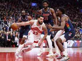 Fred VanVleet # 23 des Raptors de Toronto dribble autour de Shake Milton # 18 des 76ers de Philadelphie dans la première moitié du troisième match du premier tour de la Conférence de l'Est à la Scotiabank Arena le 20 avril 2022 à Toronto, Canada.