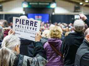 Pierre Poilievre, candidat à la direction du Parti conservateur, s'entretient avec des partisans à Spruce Meadows à Calgary le mardi 12 avril 2022. Steven Wilhelm/Postmedia