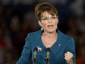 Sarah Palin, candidate républicaine à la vice-présidence américaine, prend la parole lors d'un rassemblement au parc des expositions de Caroline du Nord le 1er novembre 2008 à Raleigh, en Caroline du Nord.