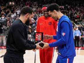 Danny Green # 14 des Philadelphia 76ers reçoit sa bague de championnat 2018-2019 de quand il a joué sur les Raptors de Toronto par Fred VanVleet # 23 et Pascal Siakam # 43 avant leur match de basket-ball à la Scotiabank Arena le 7 avril 2022 à Toronto.