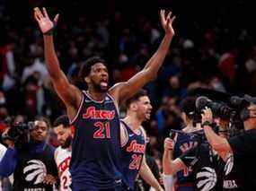 Joel Embiid des 76ers de Philadelphie salue après avoir battu les Raptors de Toronto lors du troisième match du premier tour de la Conférence de l'Est à la Scotiabank Arena le 20 avril 2022.