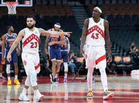 L'attaquant des Raptors de Toronto Pascal Siakam (43 ans) et le garde Fred VanVleet (23 ans) réagissent à un appel au cours du quatrième quart contre les Phoenix Suns à la Scotiabank Arena.