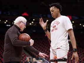 Scottie Barnes des Raptors s'échauffe avant le quatrième match du premier tour de la Conférence de l'Est contre les 76ers à la Scotiabank Arena de Toronto, le samedi 23 avril 2022.