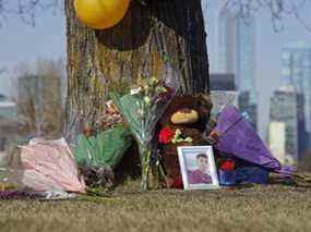 Un mémorial a poussé près de l'école secondaire McNally à Edmonton après que l'élève Karanveer Sahota, 16 ans, est décédé à l'hôpital le vendredi 15 avril 2022.