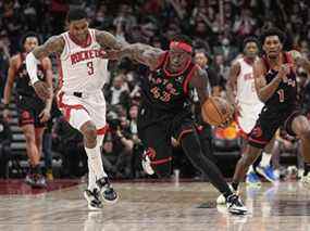 L'attaquant des Raptors Pascal Siakam (43 ans) vole le ballon au garde des Rockets Kevin Porter Jr. Siakam a été une force pour les Raptors cette saison.