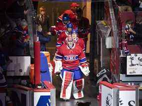 Le gardien de but des Canadiens de Montréal Carey Price (31 ans) mène l'équipe sur la glace juste avant un match de hockey de la LNH contre les Islanders de New York à Montréal, le vendredi 15 avril 2022.