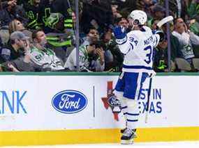 Auston Matthews, centre des Maple Leafs de Toronto, célèbre le but vainqueur contre les Stars de Dallas au American Airlines Center.