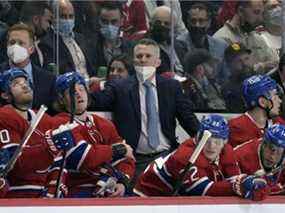 L'entraîneur-chef des Canadiens Martin St. Louis assiste à la première période contre les Jets de Winnipeg au Centre Bell le 11 avril 2022.