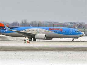 Un Boeing 737 de Sunwing taxi avant de décoller de l'aéroport Trudeau de Montréal le jeudi 6 janvier 2022.