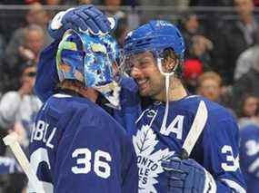 Auston Matthews et Jack Campbell se félicitent après le 60e but de Matthews et le jeu blanc de Campbell contre les Red Wings de Detroit lors d'un match de la LNH au Scotiabank Arena le 26 avril 2022 à Toronto, Ontario, Canada.