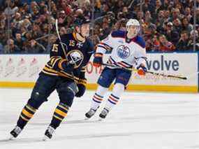 Connor McDavid des Oilers d'Edmonton patine contre Jack Eichel des Sabres de Buffalo au First Niagara Center le 1er mars 2016 à Buffalo, New York.