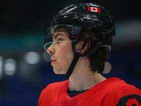 Owen Power d'Équipe Canada regarde pendant la troisième période du match du groupe A de la ronde préliminaire de hockey sur glace masculin entre Équipe Canada et Équipe des États-Unis le Jour 8 des Jeux olympiques d'hiver de Beijing 2022 au Stade national couvert le 12 février 2022 à Beijing, Chine.