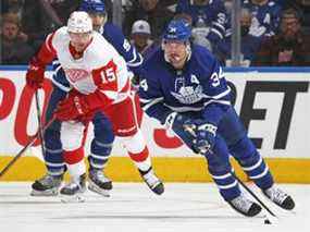 Auston Matthews des Maple Leafs de Toronto contrôle la rondelle contre les Red Wings de Detroit lors d'un match de la LNH au Scotiabank Arena le 26 avril 2022 à Toronto, Ontario, Canada.