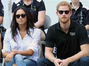 Le prince Harry (à droite) et Meghan Markle assistent à un match de tennis en fauteuil roulant lors des Invictus Games 2017 au Nathan Phillips Square le 25 septembre 2017 à Toronto.