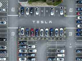 Les voitures Tesla sont garées dans un parking de l'usine de l'entreprise à Fremont, en Californie.