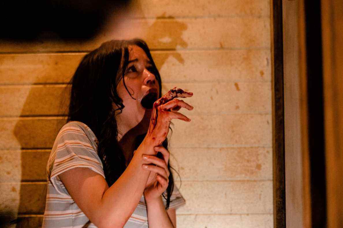 Une femme avec une main ensanglantée sanglote dans X de Ti West