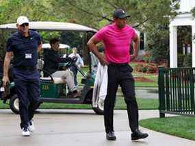 Tiger Woods arrive au Masters au Augusta National Golf Club le 07 avril 2022 à Augusta, en Géorgie, pour commencer à jouer au premier tour.