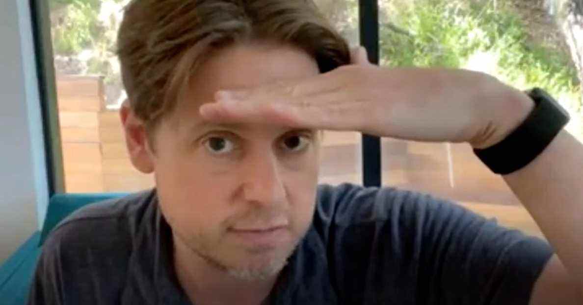 Tim Heidecker sait qu'il a de beaux cheveux
