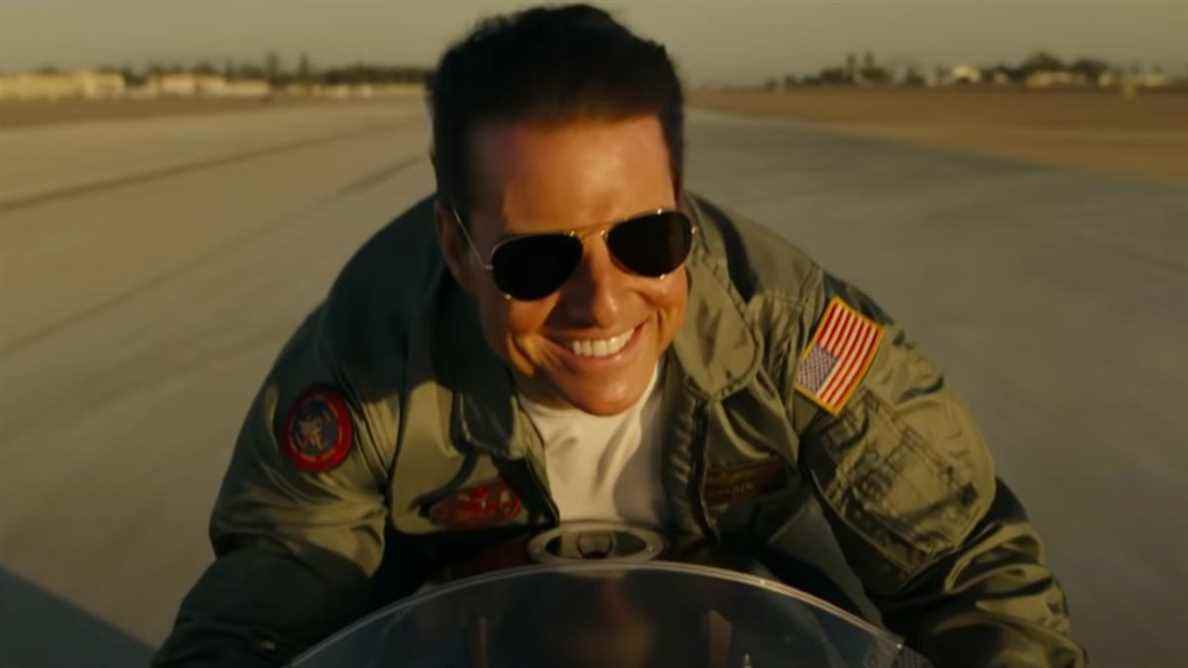 Tom Cruise et Cie expliquent pourquoi le retour de cette veste d'aviateur était en fait l'un des meilleurs défis créatifs de Maverick
