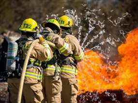 Firerein Inc. est une start-up dirigée par des pompiers à Napanee, en Ontario, où une équipe de pompiers et un ami voisin ont inventé un extincteur à base d'ingrédients naturels.