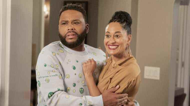 Tracee Ellis Ross de Black-ish réfléchit au tournage de sa dernière scène pour le spectacle aux côtés de sa co-vedette Anthony Anderson
