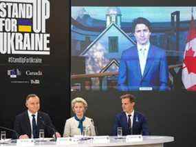 (LR) Le président polonais Andrzej Duda, Ursula von der Leyen, présidente de la Commission européenne et PDG de Global Citizen Hugh Evans assistent à l'événement 