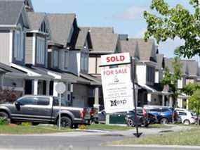 L'enseigne « vendu » d'un agent immobilier à l'extérieur d'une maison à Ottawa.