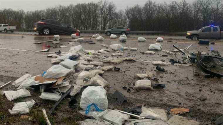 Un accident de la circulation le 20/04 se transforme en trafic de drogue, avec 500 livres d’herbe éparpillées sur l’autoroute