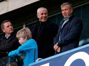 Le propriétaire russe de Chelsea, Roman Abramovich, à droite, avec Eugene Tenenbaum alors qu'ils arrivent pour regarder le match de football de la Premier League anglaise à Stamford Bridge à Londres le 19 janvier 2014.