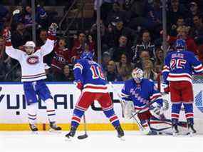 Josh Anderson des Canadiens célèbre le premier des deux buts de Jeff Petry mercredi soir à New York au Madison Square Garden.