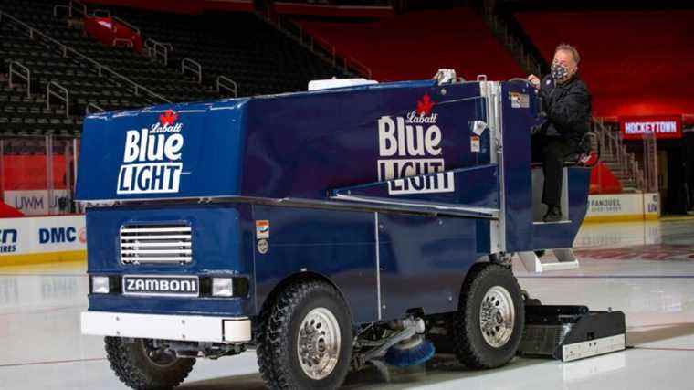 Un pilote des Red Wings Zamboni dit qu’il a été congédié pour avoir fait pipi dans un drain de ruissellement de glace