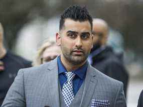 Const. de police de Toronto  Sameer Kara fait la queue pour entrer dans le palais de justice au 361, avenue University à Toronto, en Ontario, le lundi 29 mai 2017.