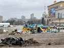 La place devant l'hôtel de ville local endommagé de Kharkiv le 1er mars 2022, détruite à la suite des bombardements des troupes russes en Ukraine.