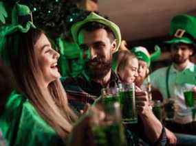 La compagnie des jeunes célèbre la Saint-Patrick.