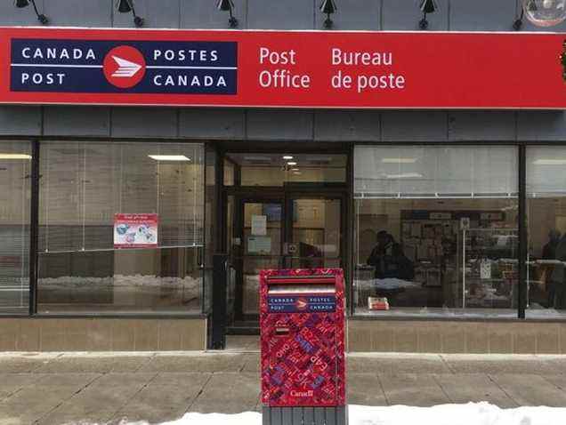 Un sondage révèle que la moitié des Canadiens réduiraient le service postal pour économiser de l’argent: rapport