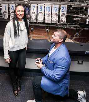 Le super fan des Maple Leafs Mark Fera (à droite) se met à genoux pour proposer sa petite amie, Rita Marini, à la Scotiabank Arena mardi.  (Dan Bodanis/Spécial au Soleil)