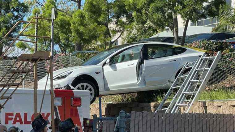 Une Tesla Model 3 s’est écrasée et a atterri sur une ambulance