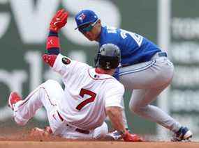 Christian Vazquez # 7 des Red Sox de Boston est marqué par Gosuke Katoh # 29 des Blue Jays de Toronto lors de la cinquième manche au Fenway Park le 21 avril 2022 à Boston, Massachusetts.