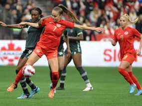 La milieu de terrain canadienne Julia Grosso (7) se bat pour le ballon contre la Women's Nigeria National Ifeoma Chukwufunmnaya Onumonu (8) au cours de la seconde mi-temps au BC Place le 8 avril 2022.