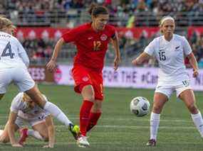 Christine Sinclair prend part à un match contre la Nouvelle-Zélande lors de la tournée de célébration du Canada à la Place TD à Ottawa le samedi 23 octobre 2021.