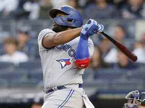 Vladimir Guerrero Jr. des Blue Jays poursuit son premier coup de circuit contre les Yankees de New York au Yankee Stadium le 13 avril 2022 à New York.