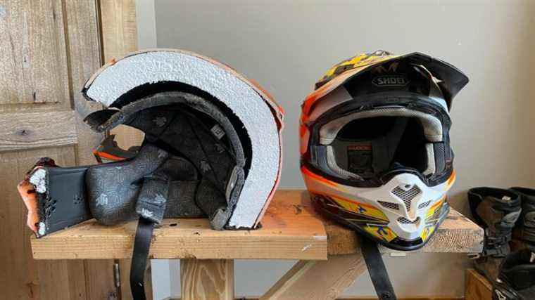 Voici comment vérifier si votre casque de moto est expiré