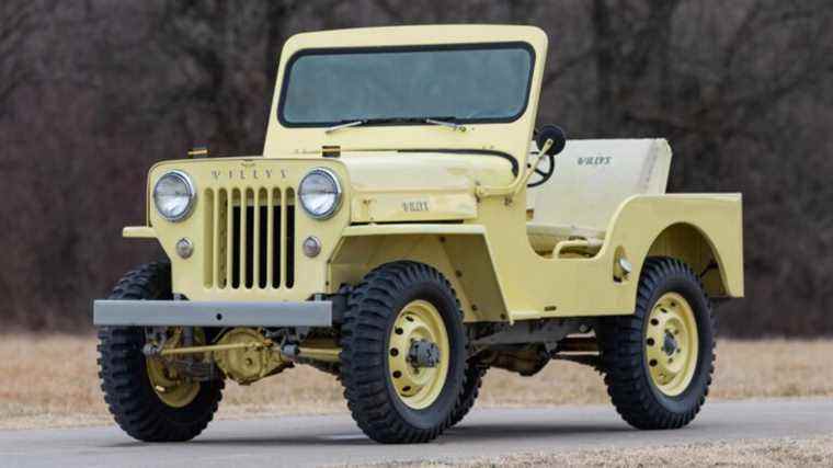 Voyage sur cette Jeep Willys 1954 tout à fait charmante qui est jaune banane