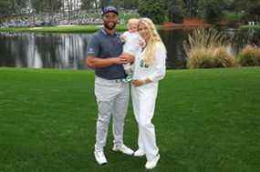 Jon Rahm avec sa femme Kelley Cahill et son fils Kepa lors du concours Par 3 de mercredi à Augusta National.  GETTY IMAGES