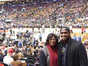 Grace Gayle et son fils Jonathan, au match des Raptors le jour de l'anniversaire de Grace, le 22 février 2017.