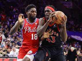 Shake Milton des Philadelphia 76ers garde Pascal Siakam des Toronto Raptors au cours du troisième quart lors du deuxième match du premier tour de la Conférence de l'Est au Wells Fargo Center le 18 avril 2022 à Philadelphie, en Pennsylvanie.